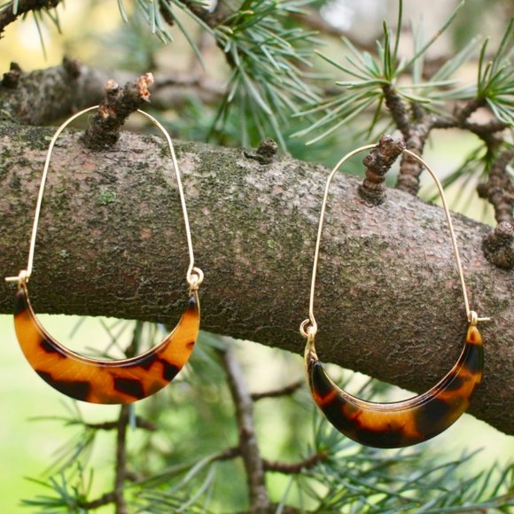 Anthropologie Jewelry - Anthro Leopard Acetate Gold Crescent Hoop Earrings